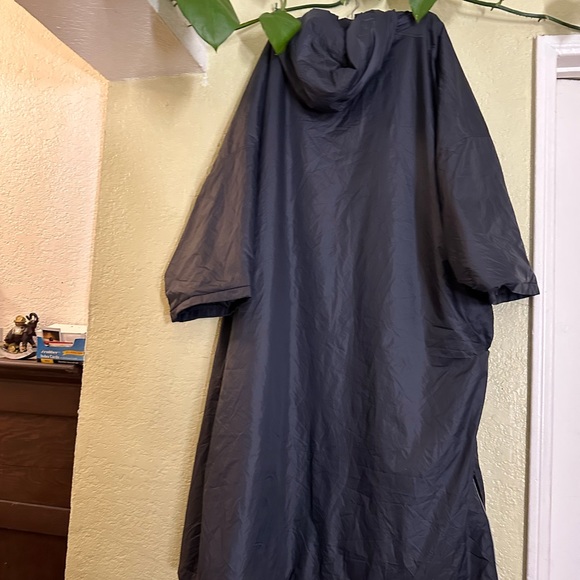 Raining long coats 🧥 - Picture 4 of 14